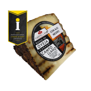 Queso de oveja curado con ajo negro